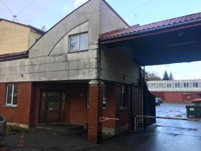 Vārti un caurlaides zona pirms ieejas teritorijā